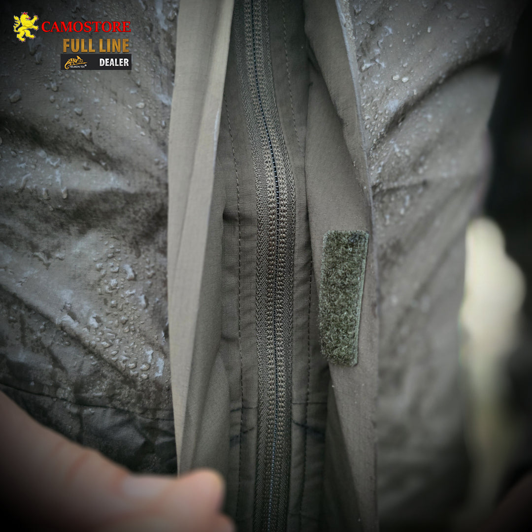Detail des Frontreißverschlusses der Helikon-Tex Chinook unter der geöffneten Schutzabdeckung