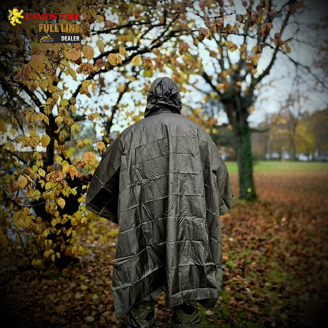 Helikon-Tex Lightweight Poncho von hinten getragen auf einem herbstlichen Waldweg