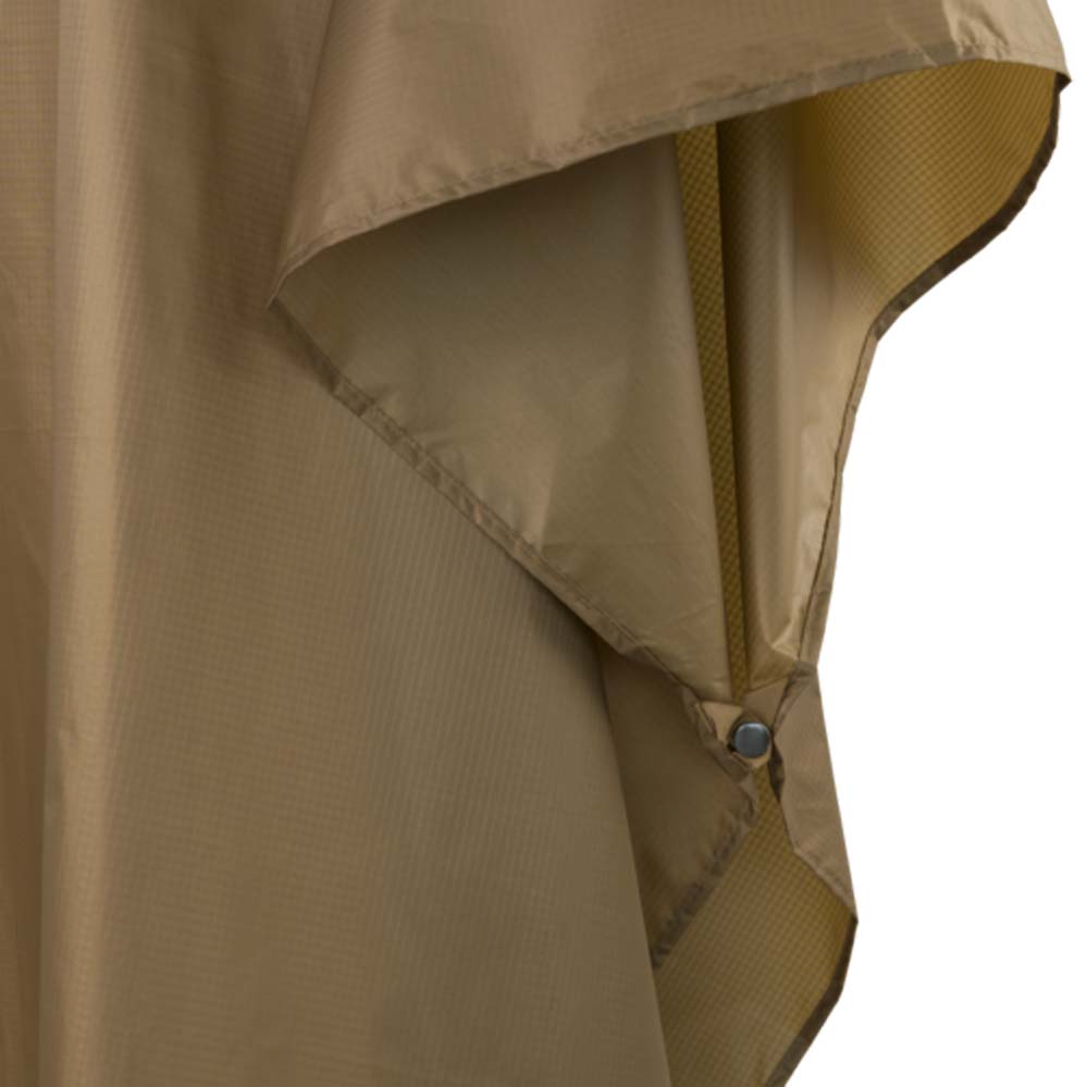 Nahaufnahme des reißfesten Ripstop-Gewebes des Helikon-Tex Lightweight Poncho – robustes, langlebiges Material