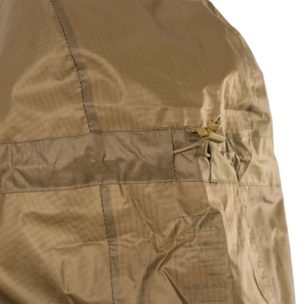 Nahaufnahme des reißfesten Ripstop-Gewebes des Helikon-Tex Lightweight Poncho – robustes, langlebiges Material