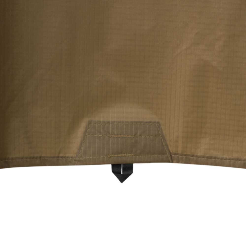 Nahaufnahme des reißfesten Ripstop-Gewebes des Helikon-Tex Lightweight Poncho – robustes, langlebiges Material