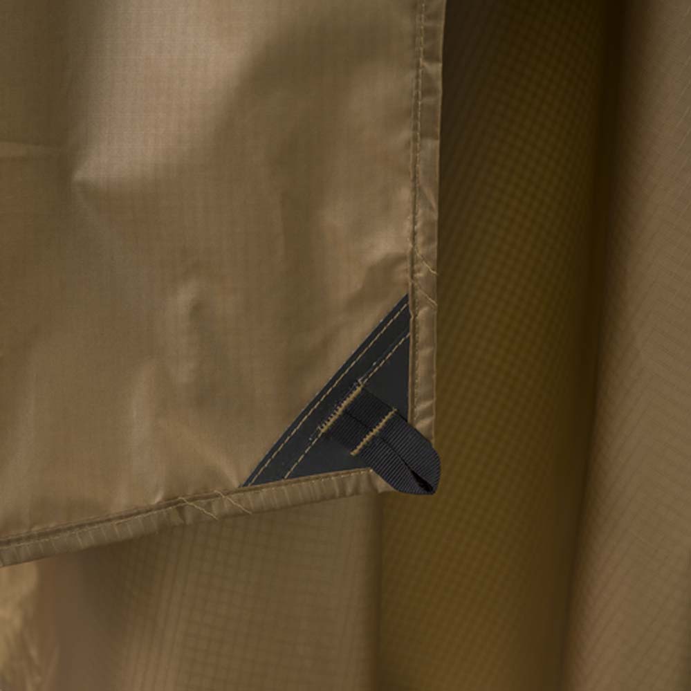 Nahaufnahme des reißfesten Ripstop-Gewebes des Helikon-Tex Lightweight Poncho – robustes, langlebiges Material
