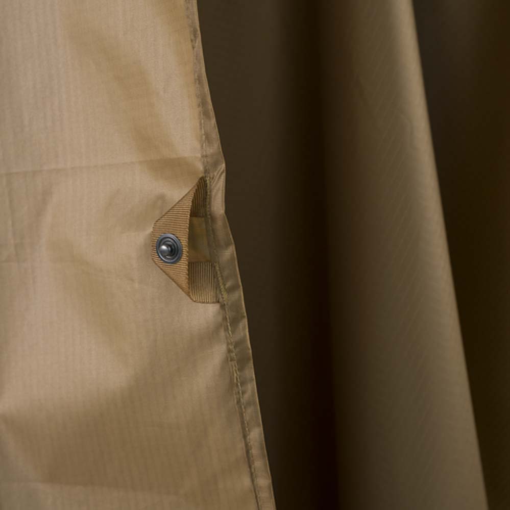 Nahaufnahme des reißfesten Ripstop-Gewebes des Helikon-Tex Lightweight Poncho – robustes, langlebiges Material